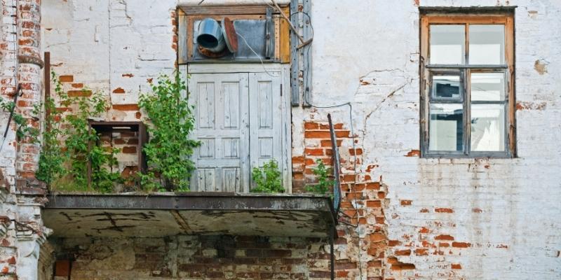 Mắc kẹt khi ban công sập mang nhiều điềm báo