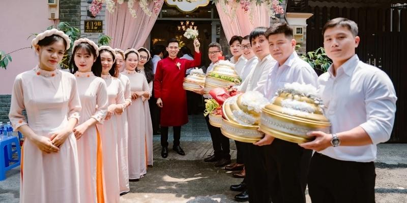 Đám hỏi đông người lạ tượng trưng cho sự kết nối mới