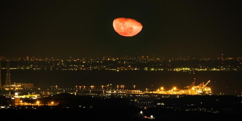 Trăng máu mang theo ánh sáng dịu nhẹ báo hiệu sự khai sáng