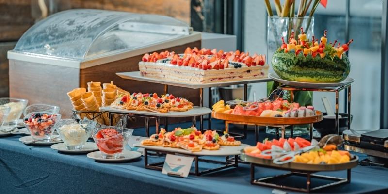 Bạn nằm mơ thấy ăn buffet sang trọng với cảm giác sung túc