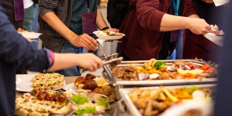 Ăn buffet không vui trong mơ cảnh báo điều gì cho bạn